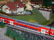 Seit dem 15.11.2008 auf dem Markt: Hobby Trade 63102, Doppelstock-Zwischenwagen 2.Klasse 3.Gattung mit Hocheinstieg der DB AG, L�ngenma�stab 1:87, f�hrt einwandfrei auf Radius 360 mm beim ziehen und schieben, mit Innenbeleuchtung, sieht sehr gut aus, Preis ca. 60 Euro. Dieses Modell gibt es unter Nr.63101 auch als Zwischenwagen 1./2.Klasse.