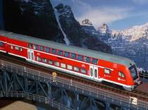 Seit dem 15.11.2008 auf dem Markt: Hobby Trade 63100, Doppelstock-Steuerwagen 3.Gattung der DB AG, L�ngenma�stab 1:87, f�hrt einwandfrei auf Radius ab 360 mm beim ziehen und schieben, mit Innenbeleuchtung, sieht sehr gut aus, Preis ca.70 Euro. 