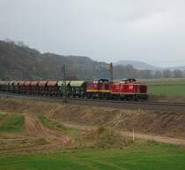 V 85 (SLB) und V100-122 (Lappwaldbahn) am Ende des Schotterzuges, gezogen von 50 3708