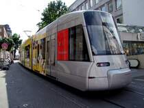 3311 mit der  theBEEcompany  Werbeaufschrift hat als Linie713 die Haltestelle Heinrich-Heine-Allee verlassen; 080904
