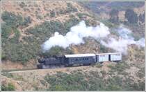 Ein GmP mit 440.008 m�ht sich die 35 o/oo Steigung von Arbaroba nach Asmara hinauf. (28.10.2008)