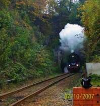 41 1144-9 mit dem Elstertalexpress am 7.10.07 bei der ausfahrt aus dem Tunnel in Elsterberg/V
