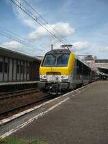 E-Lok 1347 mit IC aus Eupen ist soeben in den Bahnhof Verviers Central eingefahren und wird nach einem kurzen Halt die Reise nach Oostende,  De stad aan zee  fortsetzen.
Immer mehrere Tauben, werden zum Opfer auf dieser Strecke, wie leider auch hier zu sehen ist.
Datum: 19.08.08