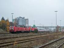 218 156 und 218 164 verlassen am 16.11.2008 mit IC 118 Innsbruck-M�nster(Westf)den Bahnhof Biberach/Riss nordw�rts.