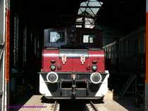 
Die ehemalige Lok-14 der Strausberger-Eisenbahn (Typ-EL4, 1964 gebaut bei LEW) ist heute bei der benachbarten Buckower Kleinbahn zu finden. Sie wird revisioniert und steht hier in der Werkstatt dieser Museumsbahn. 
27.09.2008 Buckow