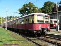 Der Berliner S-Bahn-Viertelzug 477 601 und 877 601 (Bauart Peenem�nde)als Museumswagen in Buckow. 
Er stammt urspr�nglich von der mit Oberleitung elektrifizierten Werksbahn des Raketenversuchsgel�ndes in Peenem�nde w�hrend der NS-Zeit. F�r diese waren direkt von den Beliner S-Bahnwagen abstammende Triebz�ge beschafft worden. Nach dem Krieg verkehrten die Wagen, nat�rlich mit seitlichen Schleifern f�r die Stromschiene, in Berlin. Inzwischen hat dieser Wagen in Buckow wieder einen Stromabnehmer erhalten und soll f�r den Oberleitungsbetrieb hier hergerichtet werden.
27.09.2008