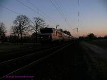 Abendstimmung mit der SNCF BB15017, die den EC96 Z�rich-Br�ssel bei Eckwersheim Richtung Vogesen schleppt. Diese Lok in TEE-Arzens-Lackierung besitzt das runde alte SNCF-Signet an der Front, allerdings ist es hier komplett orange gestrichen.
16.02.2008
