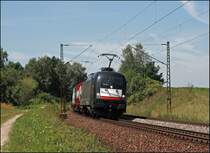 Stier in Black: ES64U2-067 (9180 6182 567-8-D-DISPO) f�hrt nun im MRCE-DISPO Schwarz durch die Lande. Am 10.07.2008 konnte sie mit dem DGS 41861 von M�nchen-Riem nach Ljubiljana bei Osterm�nchen auf den Chip gebannt werden. W�hrend der rote Kontrastbalken auf den E189er und ER20er ganz gut ausieht, verleit er den DispoStiren ein etwas  eigenwilligs  aussehen.
