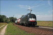 Stier in Black: ES64U2-067 (9180 6182 567-8-D-DISPO) f�hrt nun im MRCE-DISPO Schwarz durch die Lande. Am 10.07.2008 konnte sie mit dem DGS 41861 von M�nchen-Riem nach Ljubiljana bei Osterm�nchen auf den Chip gebannt werden. W�hrend der rote Kontrastbalken auf den E189er und ER20er ganz gut ausieht, verleit er den DispoStiren ein etwas  eigenwilligs  aussehen. 

