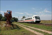 Steuerwagen vorraus legt sich der IC 2297, Frankfurt(Main)Hbf - Salzburg Hbf, bei Osterm�nchen in die Kurve. (10.07.2008)