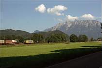 Auf der Fahrt zum Kloster Raisach wurde aus dem Auto herraus eine E189er mit einem KLV-Zug vor dem Kaisergebirge abgelichtet. (10.07.2008)
