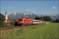 1116 175 ist mit dem OEC 663 von Feldkirch zur�ck nach Wien West unterwegs. Hier beim Kloster Raisach wird der Zug am Abend des 10.07.2008 vor dem Kaisergebirge auf den Chip gebannt.
