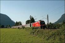 1116 140 legt sich mit dem OEC 189  Val Gardena/Gr�dnertal , M�nchen Hbf - Verona Porta Nuova, beim Kloster Raisach in die Kurve. (10.07.2008)
