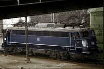 Unser Lehrf�hrer meldet sich gerade bei der Lokleitung 
im Bw Hagen Eck. zur Abstellung. Wir haben den D265 von Basel nach Hagen angebracht.(selber aber nur von K�ln bis Hagen) Die 110483 geh�rte damals zum Bw Dortmund Bbf.
Agfa-Negativscan
