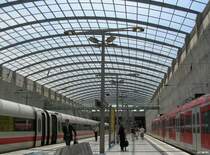 Bahnhof Köln/Bonn Flughafen - 

So schön das Glasdach auch ist, an sonnigen Sommertagen ist es darunter unangenehm heiß, so bei unserem Besuch am 31. Juli 2004. 

(J)