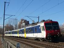 Da noch einige FLIRTS fehlen, werden f�r die fehlenden FLIRTS die RBDe 560 eingesetzt. Hier der RBDe 560 045-7 am 8.1.05 kurz nach der Haltestelle Alpenblick (zwischen Cham - Zug)