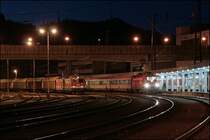 1116 183 wartet mit dem OEC 660  URLAUB AM BAUERNHOF , Wien West - Bregenz, am Bahnsteig auf die Weiterfahrt. Auf dem Nebengleis wartet 1144 241 (9181 1144 241-7) und eine Schwesterlok mit einem 