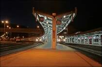 Voller Bahnhof... (v.l.n.r.): 1144 241 (9181 1144 241-7) wartet mit einer Schwesterlok und einem Ganzzug auf die Fahrt zum Brenner, 1116 183 wartet mit dem OEC 660  URLAUB AM BAUERNHOF  auf die Weiterfahrt nach Bregenz und auf Gleis 2 ist soeben 1116 039 mit dem CNL 388  LUPUS , M�nchen Hbf - Roma, eingefahren.