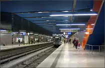 U1-West, Olympia-Einkaufszentrum (2004) - 

Nur wenige U-Bahnstationen in München verfügen über Seitenbahnsteige, Standard sind Mittelbahnsteige. Eröffnung der U1-Verlängerung war am 31.10.2004. Heute kann hier in die U3 umgestiegen werden.

06.01.2005 (J)