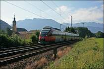 4024 089 legt sich am Morgen des 11.07.2008 als RB 5106  TIROLER LANDESMUSEEUM , �tztal - Rosenheim, beim Kloster Raisach in die Kurve. 