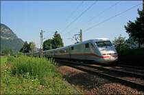 401 562/062 (9380 401 562-4 D-DB) legt sich als ICE 108, von Innsbruck Hbf nach Berlin-Ostbahnhof, in die Kurve. (11.12.2008)