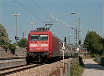 Der Verkehr wurde auf Gleis 3 umgeleitet. 101 025 schleicht mit dem IC 85  MICHELANGELO , M�nchen Hbf - Rimini, durch Brannenburg. (11.07.2008)