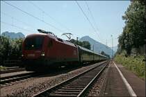 1116 026 hat den OEC 565  TIROLER FESTSPIELE ERL , Bregenz - Wien West, am Haken. Hier bei der Durchfahrt in Brannenburg. Erl ist nur wenige Kilometer von Oberaudorf entfernt. Seit dem Fahrplanwechsel tr�gt der Zug den neuen Namen  Samariterbund . (11.07.2008)