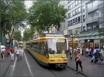 In der Fußgängerzone -

Niederflur-Stadtbahnwagen in der Haltestelle Herrenstraße in Karlsruhe. 

13.08.2004 (J)