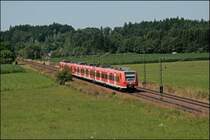 425 146 und 426 022/522 sind als RB 30065 von Rosenheim nach Traunstein unterwegs. Hier bei Bad Endorf. (11.07.2008)
