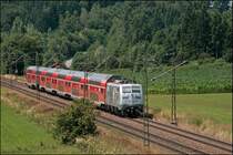 Am Zugschluss schiebt 111 027  850 Jahre M�nchen  die RB 30022 in die Geburtstagsstadt. Hier zwischen Bad Endorf und Rosenheim. (11.07.2008)

