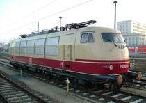 750 003-5 wartete am 15.12.04, in den letzten Sonnestrahlen, im Dresdener Hbf auf die R�ckkehr ihres Messzuges.