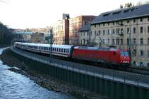 Plauenscher Grund am 08.01.05: 145 047-7 zieht IC 2151 nach Dresden Hbf durch das enge Tal der Wei�eritz.