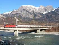 EC Chur-Z�rich-Basel-Hamburg/Altona mit Zuglok Re 4/4 II am 11.01.05 auf der Rheinbr�cke bei Bad Ragaz.Der DB Steuerwagen hinter der Lok, kann erst ab Basel eingesetzt werden. 