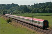 Die Zugbildung bei dem OEC 564 ist auch etwas ausergew�hnlich: Hinter der Lok laufen 7x 2.Klasse Reisezugwagen anschlie�end 1x 1/2.Klasse und 1x 1.Klasse Wagen. Den Abschluss bildet ein Speisewagen. (11.07.2008)
