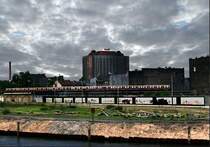 Ein S.Bahnzug BR 475 oder 477, die Berliner werden es schon genau
wissen, auf der Fahrt von B-Zoo nach  B-Ostbhf
Abgelichtet etwa 1989 am Spreebogen, hinter dem Reichstag.