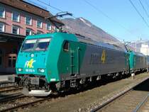 Br 185 532-9 und eine weitere Br 185 am 12.1.05 bei einem kurzen Halt in Brunnen