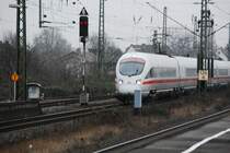 Ein v�llig unbeschrifteter und ungetaufter ICE-T n�hert sich mit ca. 70km/h dem G�tersloher Hauptbahnhof aus Richtung Bielefeld kommend. Der Zug fuhr alleine, Beschriftungen oder Taufname waren noch nicht erkennbar. Der Zug war komplett leer. Wahrscheinlich eine Test- oder �berf�hrungsfahrt. Aufgen. am 23.12.2008