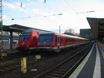 Hier sieht man einen Triebwagen der Baureihe 628 neben einem Doppelstocksteuerwagen.