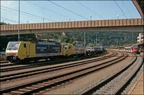 E189 917RT und eine ES64U2er warten mit einem Ganzzug, beladen mit Fahrzeugen aus dem VW Konzern, auf die Weiterfahrt zum Brenner. (11.07.2008)
