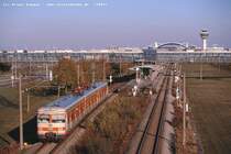 Als ob es noch nie anders gewesen w�re:
420 001 - schon fast am Ende der 420-�ra in M�nchen - verl�sst die Station Flughafen-Besucherpark, um auf der S1 zur�ck nach M�nchen zu fahren.
In Neufahrn, jenem geschichtstr�chtigen Ort, wo sich die Baureihe 423 zum ersten mal in M�nchen kr�ftig  die Nase angeschlagen  hatte, wird er auf einen Vollzug BR 420 treffen, um von dort aus  lang  den Rest des Weges zur�ckzulegen.