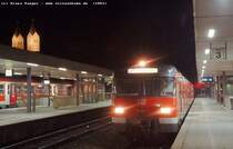 Als es in M�nchen noch richtige S-Bahnen gab:
420 066 wartet am 11.12.'03 kurz nach 19.00 in Freising auf seine R�ckfahrt nach M�nchen-Ost - zu diesem Zeitpunkt neben der Fahrt kurz nach 17.00 die letzte verbliebene Nachmittags-/Abendleistung der BR 420 auf der S1.