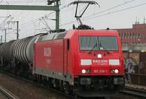 Die 185 258-1 der DB Railion durchfuhr K�ln Ehrenfeld mit einem langen G�terzug am 23.12.2008