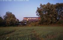 Am 13.8.03 rumpelt der letzte Zug des Tages von Pritzwalk nach Putlitz �ber die D�mnitzbr�cke bei Kuhbier.