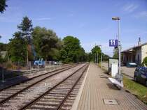 Im Bahnhof Riegel DB (Fr�hling 2008). Hier sieht man den Bahnsteig der SWEG 15 Meter vom Bahnhof der DB entfernt. Mit diesem Anschluss ist ein komfortabler umstieg gesichert.