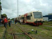 Pendelfahrt des HzL-Regioshuttles am 20. 06. 2004 zwischen Aulendorf und Bad Wurzach. Hier zu sehen im Bahnhof von Bad Wurzach, im Hintergrund die Firma Oberland M&V. Man beachte den  provisorischen  Bahnsteig, der kurzfristig errichtet wurde.