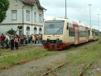 Pendelfahrt des HzL-Regioshuttles am 20. 06. 2004 zwischen Aulendorf und Bad Wurzach. Hier zu sehen im Bahnhof von Bad Wurzach, im Hintergrund das Bahnhofsgeb�ude von Bad Wurzach.