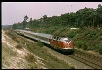 im Einschnitte bei Lathen (Strecke Rheine-Emden) f�hrt im Sommer 1971 V 200 mit einem Zug aus den sogenannten Popp-Wagen gebildet
