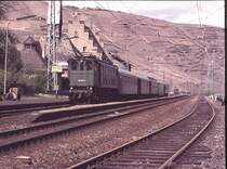 eine E 16 war zu Sonderfahrten an die Mosel gekommen hier in Winnigen mit seinem sch�nem Bahnhofsgeb�ude und den Weinbergs-Terassen entstand dieses Foto
