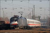 Nach ca. 2 Stunden warten, und fast abgefrorenen Fingern kamm diese Sch�nheit um die Ecke. ES64U2-026 bringt den IC 1911 von Dortmund nach Stuttgart. (30.12.2008)