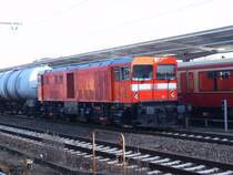 Eine Rangierlok der DB, eingestellt bei der S-Bahn Berlin GmbH, mit einem Kesselwagen im Bahnhof Berlin-Lichtenberg am Freitag, 14. Januar 2005. Dieses Fahrzeug wird auch des�fteren f�r Transfer- und Rangierfahrten der Berliner S-Bahn genutzt und hat deshalb auch Stromabnehmer f�r S-Bahngleise.